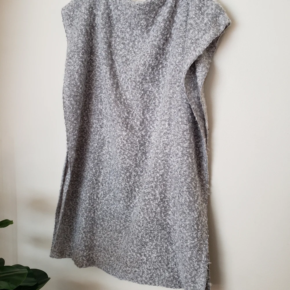 Gray and white textured infinity blànket scarf. 25.5x35.